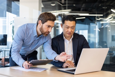 HR professionals discuss how to convert hourly pay to salary