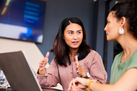 Global HR managers discussing the best talent management software