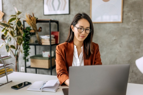 Global hiring manager researching how to hire in Mali