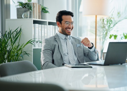 Global HR manager researching payroll tax in Mali