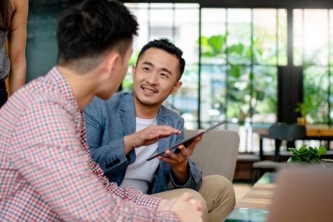 HR managers discussing the average salary in Indonesia