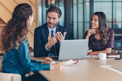 Global HR managers discussing the average salary in Panama