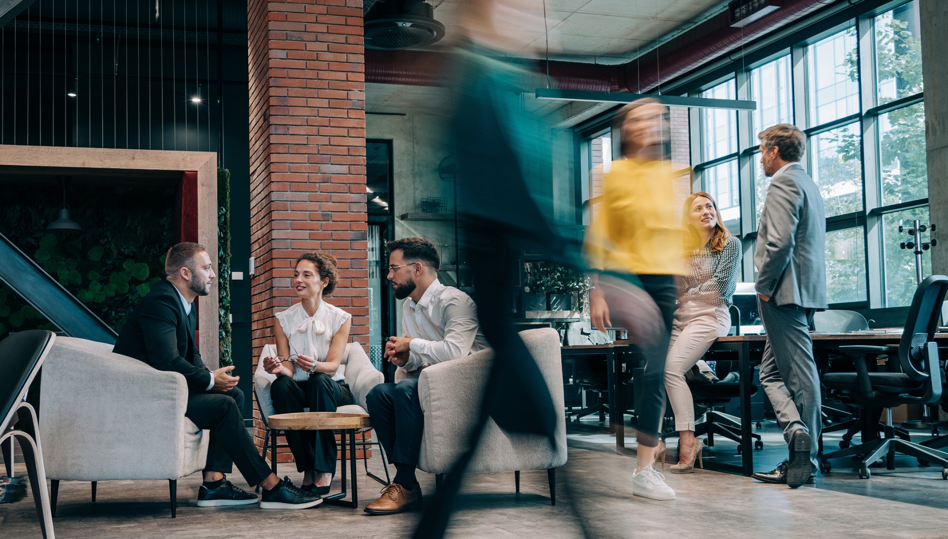 Hero-people-talking-in-office