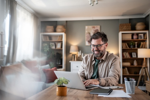 Payroll professional researching how bonuses are taxed in America