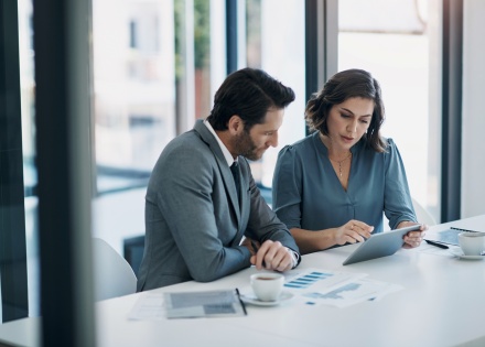 Global HR managers discussing EOR versus traditional hiring