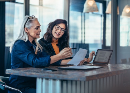 Global HR managers discussing O-1 visa requirements