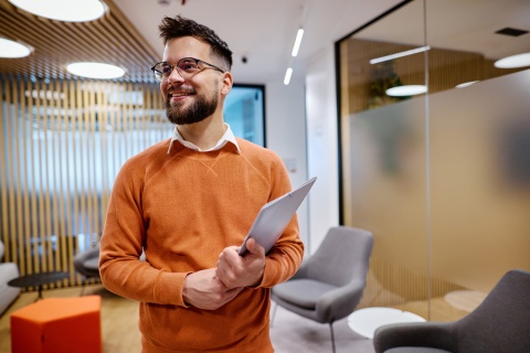 Global HR professional reporting on the average salary in the UK