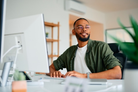 Global CHRO researching the best HRIS software in 2025